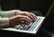 Laptopul pentru studenți nu se alege doar după procesor: autonomia, greutatea și ecranul schimbă fiecare zi