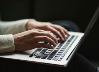 Laptopul pentru studenți nu se alege doar după procesor: autonomia, greutatea și ecranul schimbă fiecare zi