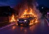 Mașină cuprinsă de flăcări la Vatra Moldoviței: a ars un autoturism, patru metri de gard și acte personale