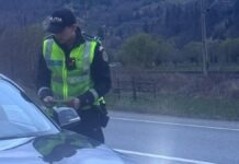 Accident în zori la Vama: O femeie a adormit la volan și a izbit un stâlp. În mașină se afla și o adolescentă de 16 ani