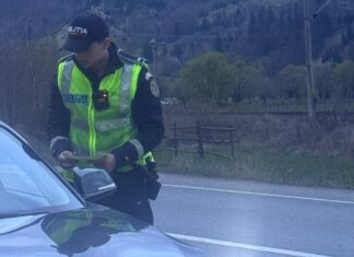 Accident în zori la Vama: O femeie a adormit la volan și a izbit un stâlp. În mașină se afla și o adolescentă de 16 ani