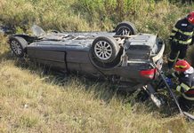 Accident pe centura Rădăuți: o mașină s-a răsturnat după ce a încercat să evite un biciclist. Doi tineri, transportați la spital