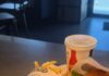 Bătaie în parcarea unui fast-food din Rădăuți. Patru tineri, reținuți după un scandal izbucnit din cauza ordinii la coadă