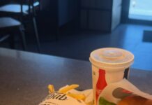 Bătaie în parcarea unui fast-food din Rădăuți. Patru tineri, reținuți după un scandal izbucnit din cauza ordinii la coadă