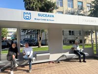 Stație de autobuz cu raft de cărți, la Policlinică. Rîmbu: „Timpul de așteptare, transformat în timp de reflecție”
