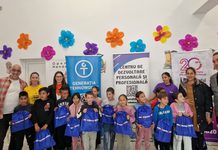 126 de copii din cătunul Țâmpoceni au primit rechizite. Elevii din pregătitoare, și ghiozdane