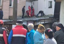 Un bărbat din Ostra a căzut de la circa 11 metri, de pe terasa unui bloc, în timp ce curăța un horn