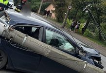 Accident pe Calea Unirii din Suceava: un autoturism a intrat în coliziune cu un stâlp. O femeie de 45 de ani, transportată la spital
