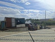 Incendiu la materiale depozitate în parcul târgului auto din Cumpărătura. Pompierii au intervenit cu două autospeciale de stingere
