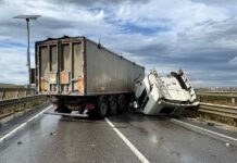 Accident pe centura Sucevei, în zona Șcheia: un autotren implicat, șoferul preluat de SMURD