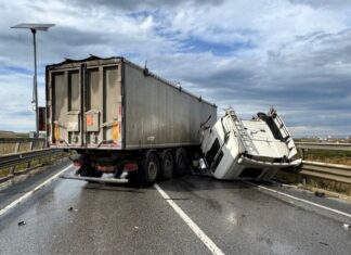 Accident pe centura Sucevei, în zona Șcheia: un autotren implicat, șoferul preluat de SMURD