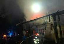 Incendiu la o gospodărie din Vicovu de Jos. Proprietarul a spus inițial că a încercat să incendieze un cuibi de viespi