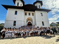 Sărbătoare de suflet la Cajvana. Hramul Parohiei „Nașterea Maicii Domnului”, cu Liturghie, pricesne ale copiilor și agapă frățească