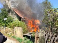 Incendiu la o casă din Sucevița de la un scurtciruit electric. Locuința, distrusă pe 100 de metri pătrați