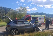 Trei persoane rănite după ce un autoturism a lovit un cap de pod, la Câmpulung Moldovenesc
