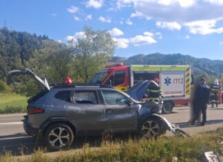 Trei persoane rănite după ce un autoturism a lovit un cap de pod, la Câmpulung Moldovenesc
