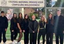 Elevii de la „Dragoș Vodă” Câmpulung, în negru la școală, în cadrul protestului național față de uniforma obligatorie