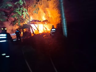 Foc pus intenționat la o gospodărie nelocuită din Fălticeni. Nu au fost victime