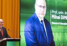 Doi miniștri ai Educației de la USV. De la „pamblică” la „grădiniță”: Când văcuța nu dă lapte / iar AI-ul e în zadar/ ne dăm seama că-i nevoie / de un medic…