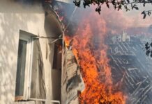 Incendiu la Bucșoaia: ard două case, anexe și un garaj. Intervin pompierii cu cinci autospeciale