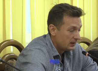 Majorarea tarifelor de încărcare la mașini electrice, respinsă de Consiliul Local Suceava. Vasile Rîmbu a invocat scutirea de plată la parcare a tatălui unui consilier local. Radu Bores: Dacă îi luați scutirea poate îi luați și boala!