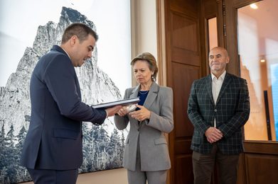 Principesa Sofia, în vizită la Suceava: întrevederi cu președintele Gheorghe Șoldan la Palatul Administrativ și cu prefectul Bogdan Păstrăv la vernisajul expoziției „Universul meu în culori”