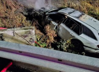 Autoturism cuprins de flăcări după ce a ieșit de pe carosabil, la Stroiești. Mașina a ars aproape în totalitate