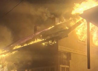 Casă din Bucșoaia, distrusă în proporție de 75% de un incendiu pornit de la tabloul electric. Paguba, estimată la 15.000 de euro