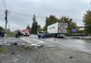 Accidentul de la Drăgușeni: Un autocamion turcesc a acroșat un Land Rover care virase la stânga, proiectându-l pe contrasens, unde a lovit un Skoda. O femeie, rănită ușor