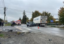 Accidentul de la Drăgușeni: Un autocamion turcesc a acroșat un Land Rover care virase la stânga, proiectându-l pe contrasens, unde a lovit un Skoda. O femeie, rănită ușor