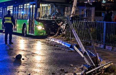 Șoferul care a condus beat un autobuz al TPL și a lovit cinci mașini a fost reținut în arest
