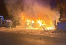 Tânăr de 18 ani, rănit după ce mașina a ieșit în afara drumului, a lovit un arbore și un gard, apoi a luat foc la Ruși Mănăstioara