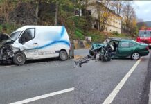 Accident la Iacobeni: un șofer a fost descarcerat și transportat la spital după coliziunea dintre două autoturisme