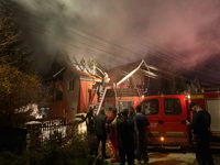 Incendiu puternic la Frumosu: acoperișul unei case și o anexă gospodărească au fost distruse pe 250 de metri pătrați