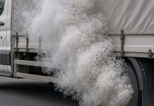 Autoutilitară ce transporta ilegal lemn a fost cuprinsă de flăcări în mers la Clit