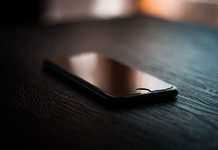 După anii dominați de imagini din online, cum își pot recăpăta bărbații încrederea în propriul corp? telefon mobil smartphone