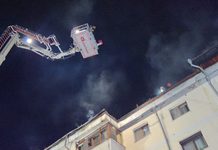 Acoperișul unui bloc din Burdujeni a ars pe 400 de metri pătrați. Cauza probabilă, un arzător folosit la lucrări de izolație