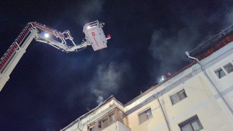 Acoperișul unui bloc din Burdujeni a ars pe 400 de metri pătrați. Cauza probabilă, un arzător folosit la lucrări de izolație