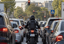 Motocicliștii primesc undă verde pentru noi reguli în trafic. Camera Deputaților a adoptat proiectul privind deplasarea în siguranță pe două roți