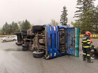 Șoferul autocamionului cu semințe de floarea soarelui răsturnat în Pasul Mestecăniș circula cu viteză mare și a intrat în derapaj