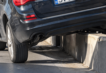 Un șofer beat a pierdut controlul mașinii care a rămas suspendată pe trotuar în Siret
