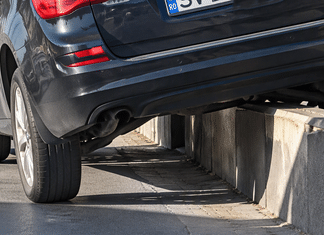 Un șofer beat a pierdut controlul mașinii care a rămas suspendată pe trotuar în Siret