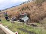 Tractor răsturnat pe șoseaua de centură a municipiului Rădăuți. Conducătorul utilajului a fost transportat la spital